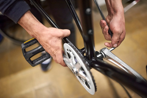 how to remove bike pedals