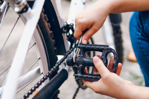 how to remove bike pedals