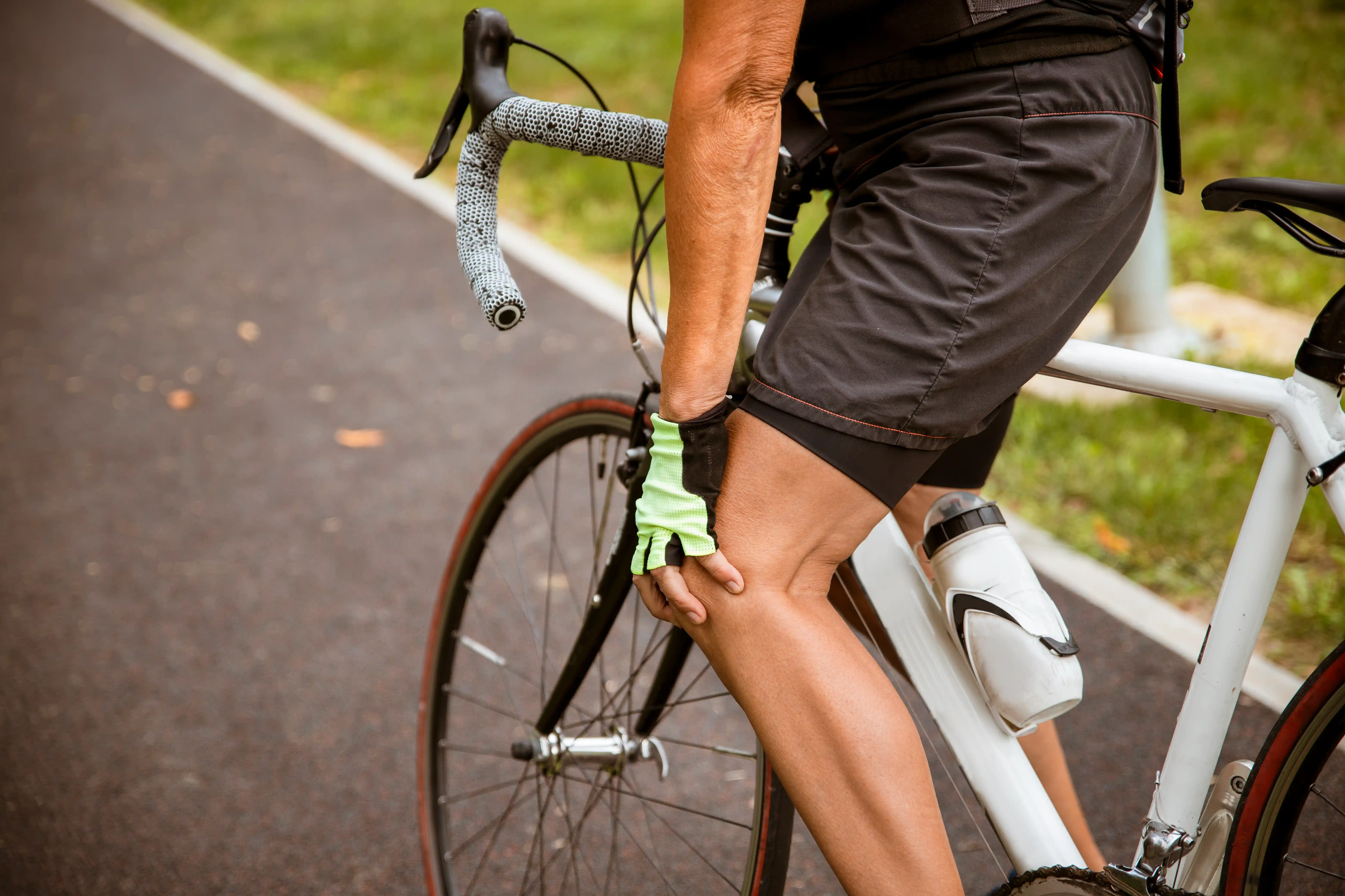 Knee pain while cycling: Causes and prevention